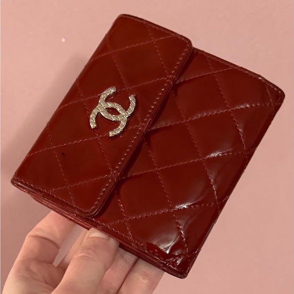 AUTHENTIC CHANEL Red Matelasse Patent Leather Interlocking C CC Quilted Wallet - Picture 2 of 16